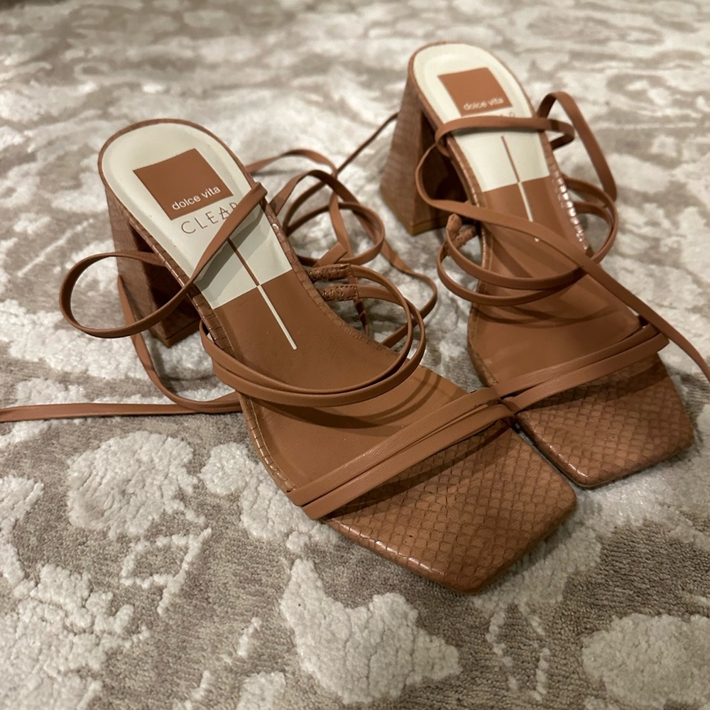 Dolce Vita Paxx Sandal in Luggage size 8.5